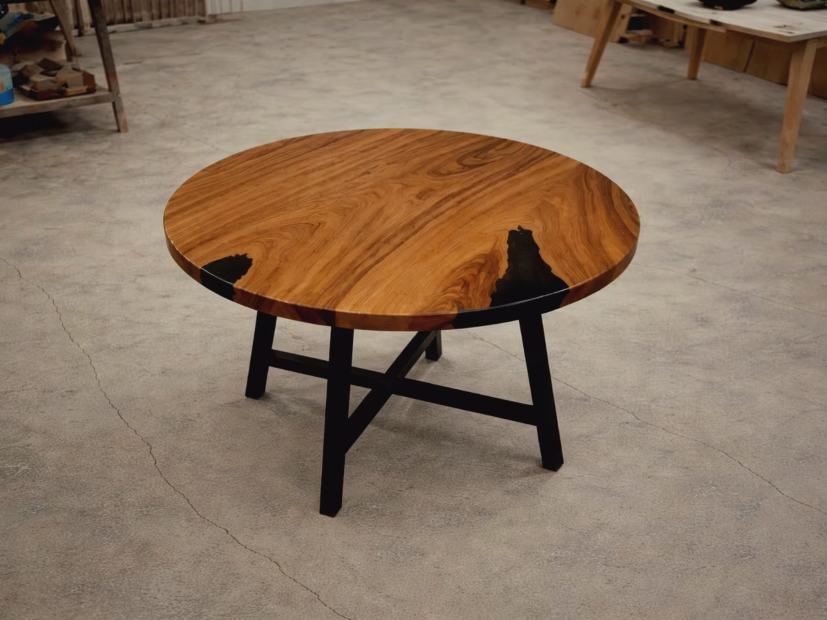 Pièce sur mesure en bois massif dans un intérieur contemporain